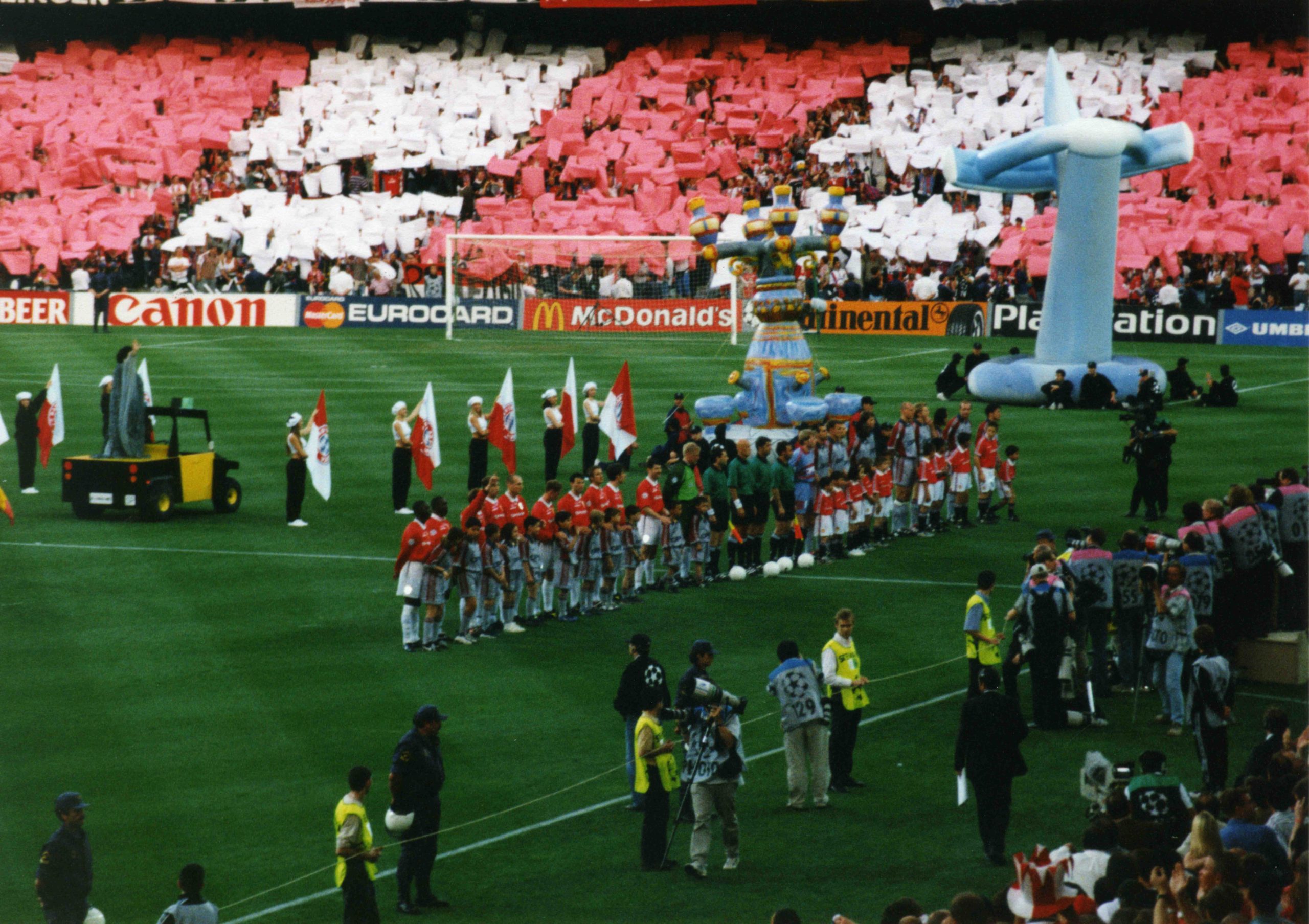 A dynamic image of a Champions League final match between Arsenal and Paris Saint-Germain.