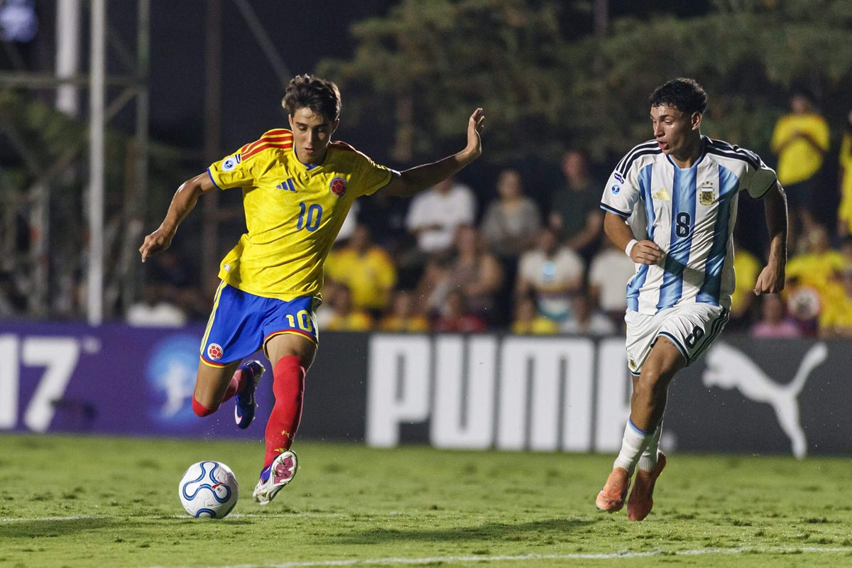 Samuel Martinez in action during a football match for the Colombia U-17 national team.