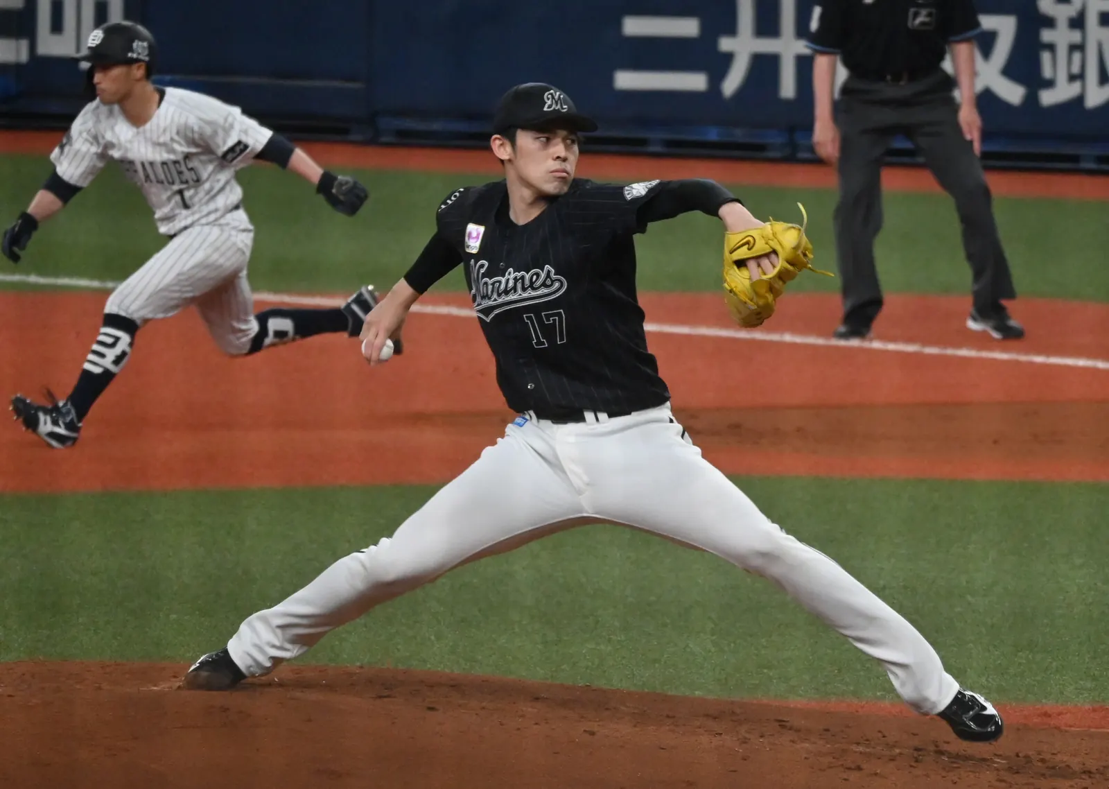 Rōki Sasaki in action on the pitcher's mound