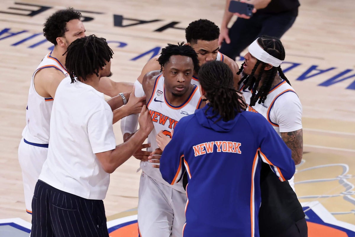New York Knicks forward OG Anunoby scores the go-ahead basket against the San Antonio Spurs.