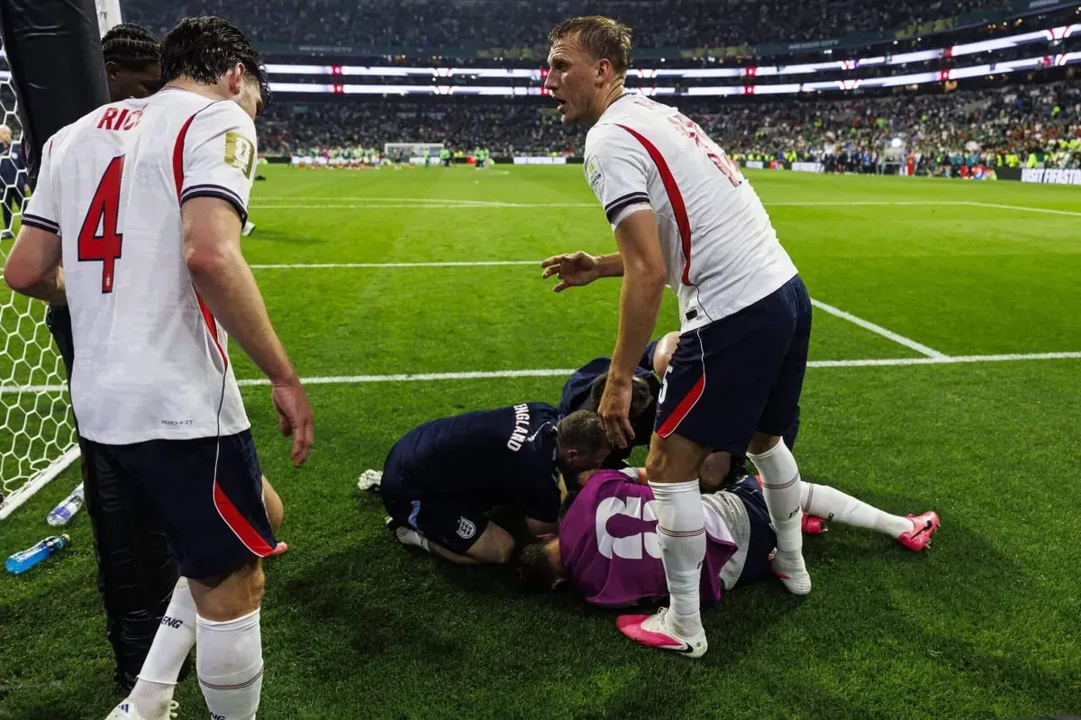 Jordan Henderson celebrating on the pitch